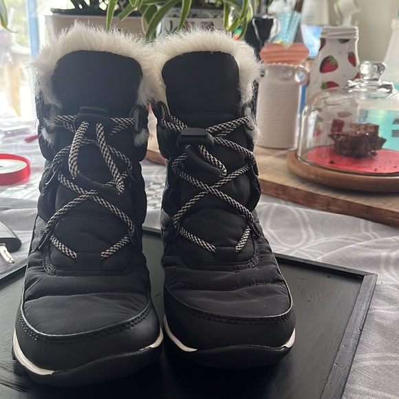 These are the most comfortable snow boots. Very light weight for a snow-boot. - Picture 2 of 3